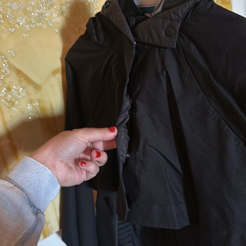 Lululemon wind breaker - Picture 3 of 5